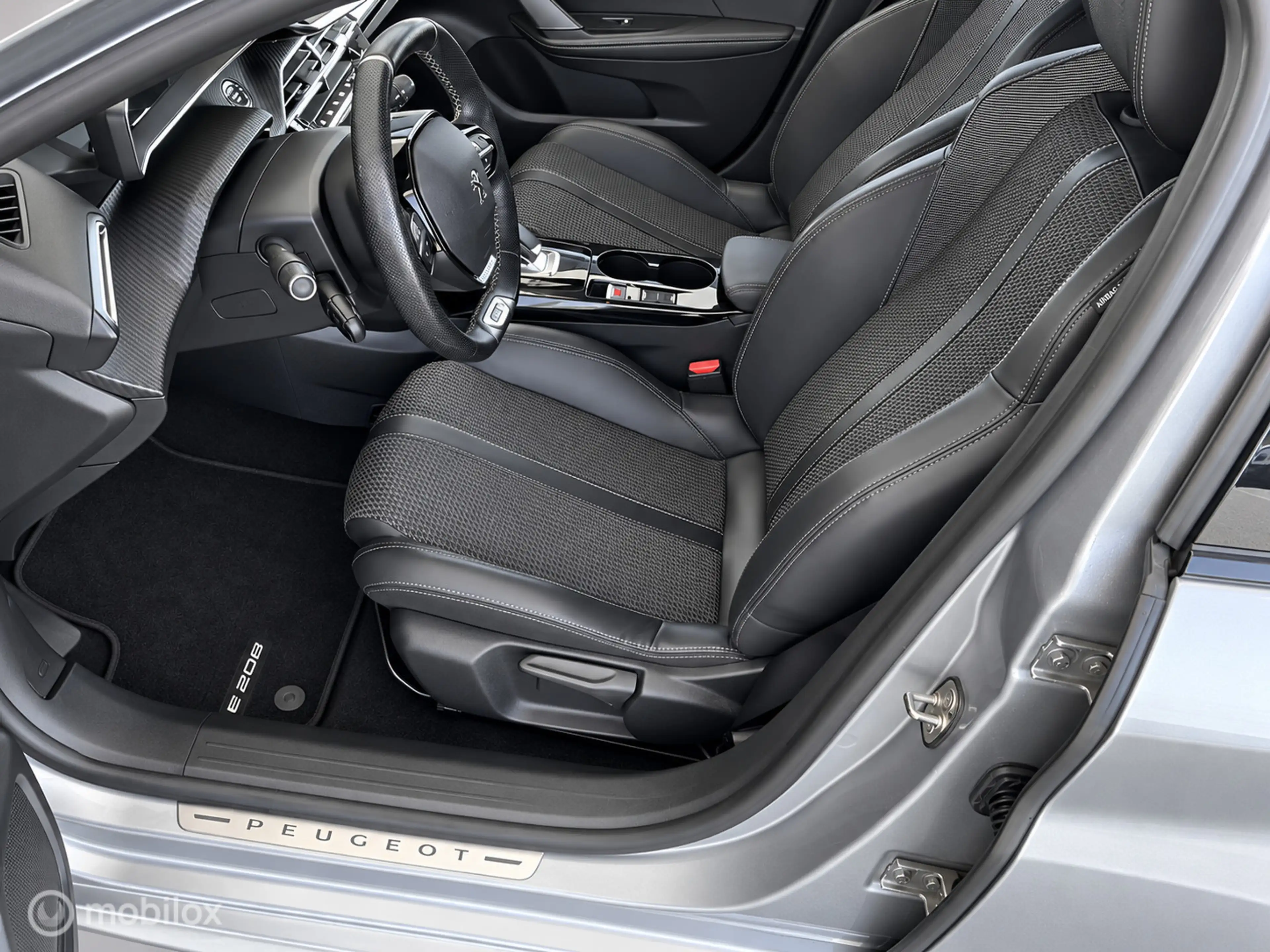 Peugeot e-208 EV GT 350 50 kWh KEYLESS | CARPLAY | LED — photo 4