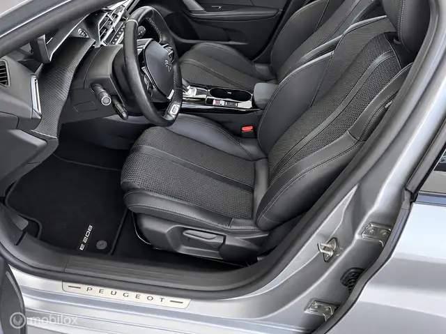 Peugeot E-208 view 4