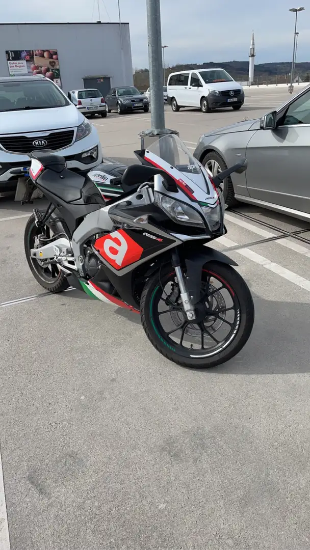 Aprilia RS4 125 Schwarz - 2