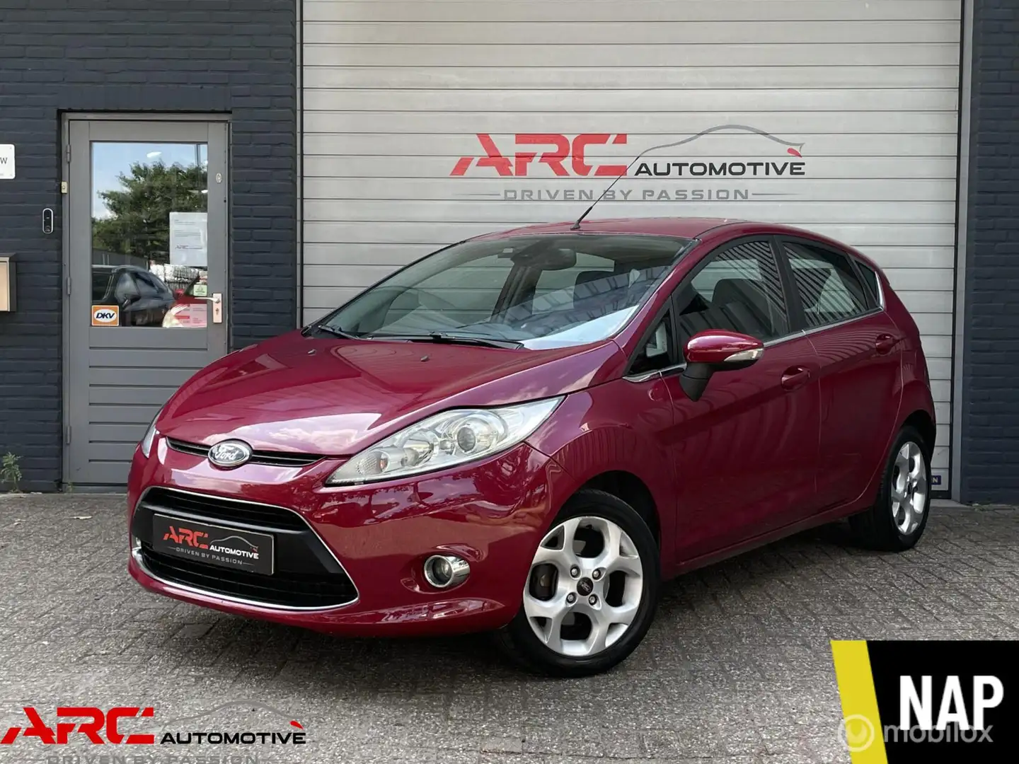 Ford Fiesta 1.25 Titanium - Airco - Cruise - Nieuwe APK! Paars - 1