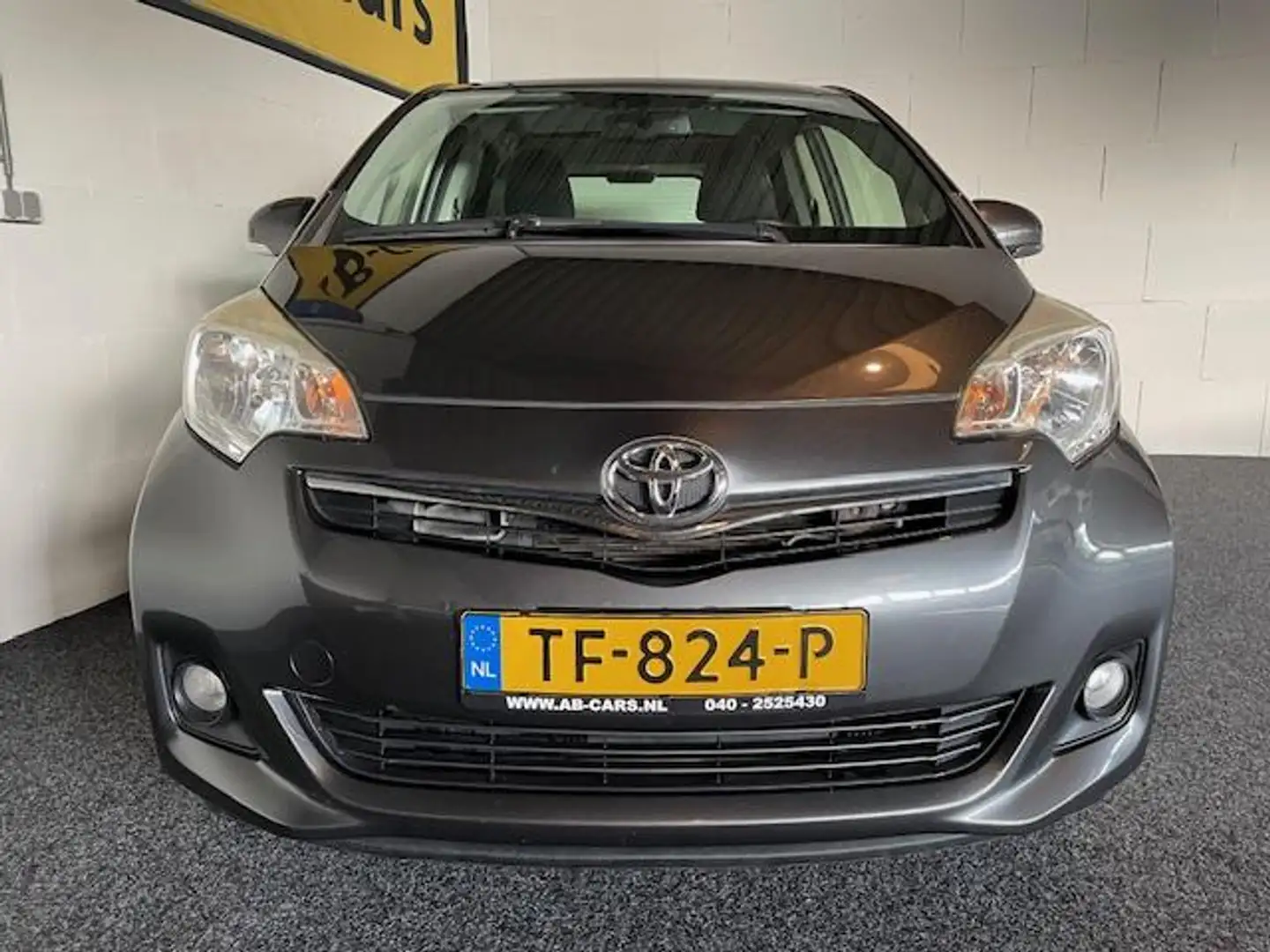 Toyota Verso-S 1.3 VVT-i Dynamic SkyView Automaat Gris - 2