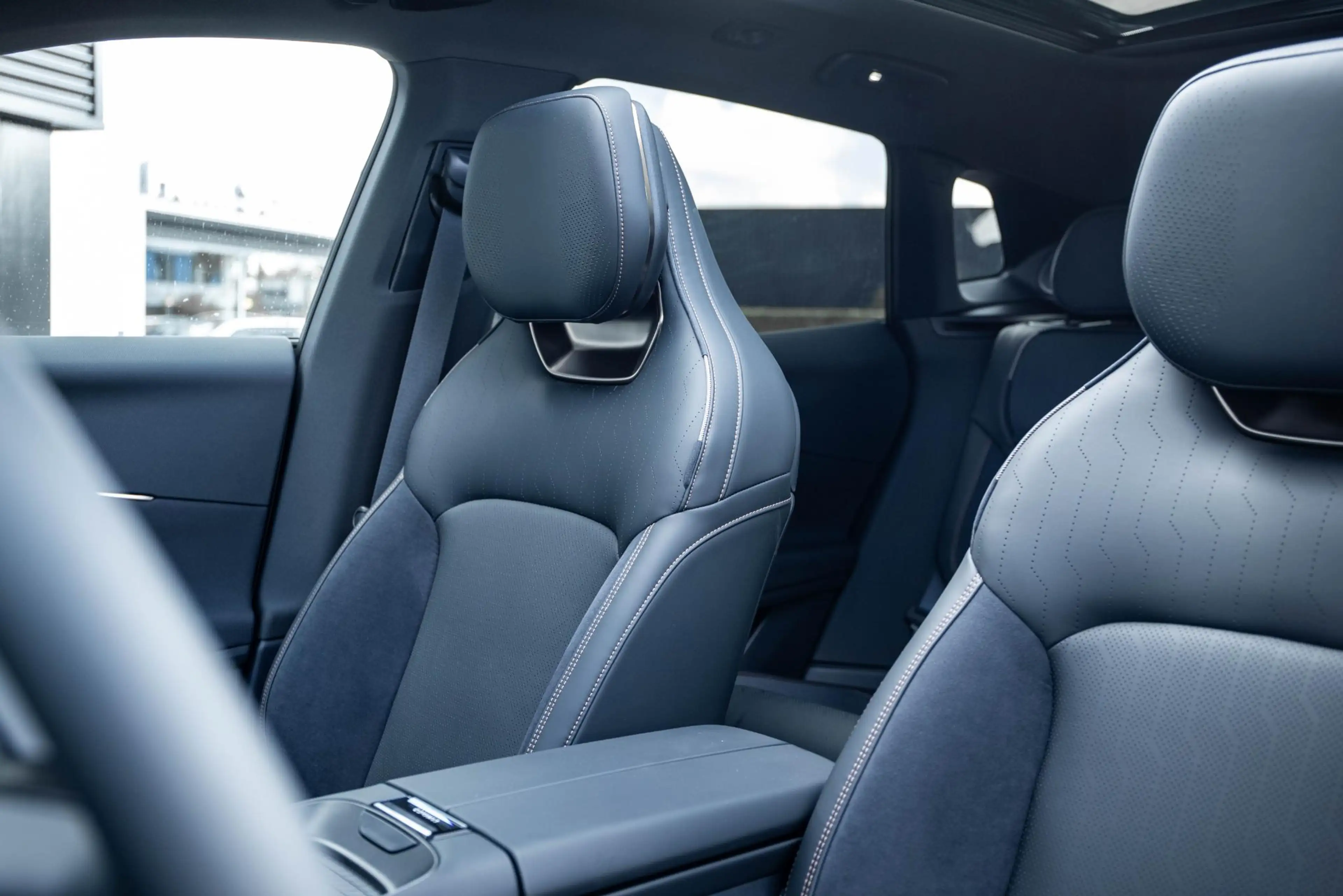 Lynk & Co 08 345PK More | 200km Hybride | Stoelmassage, Verwarm — photo 4