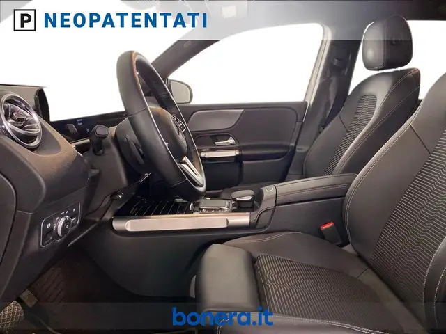 Mercedes-Benz GLB view 10