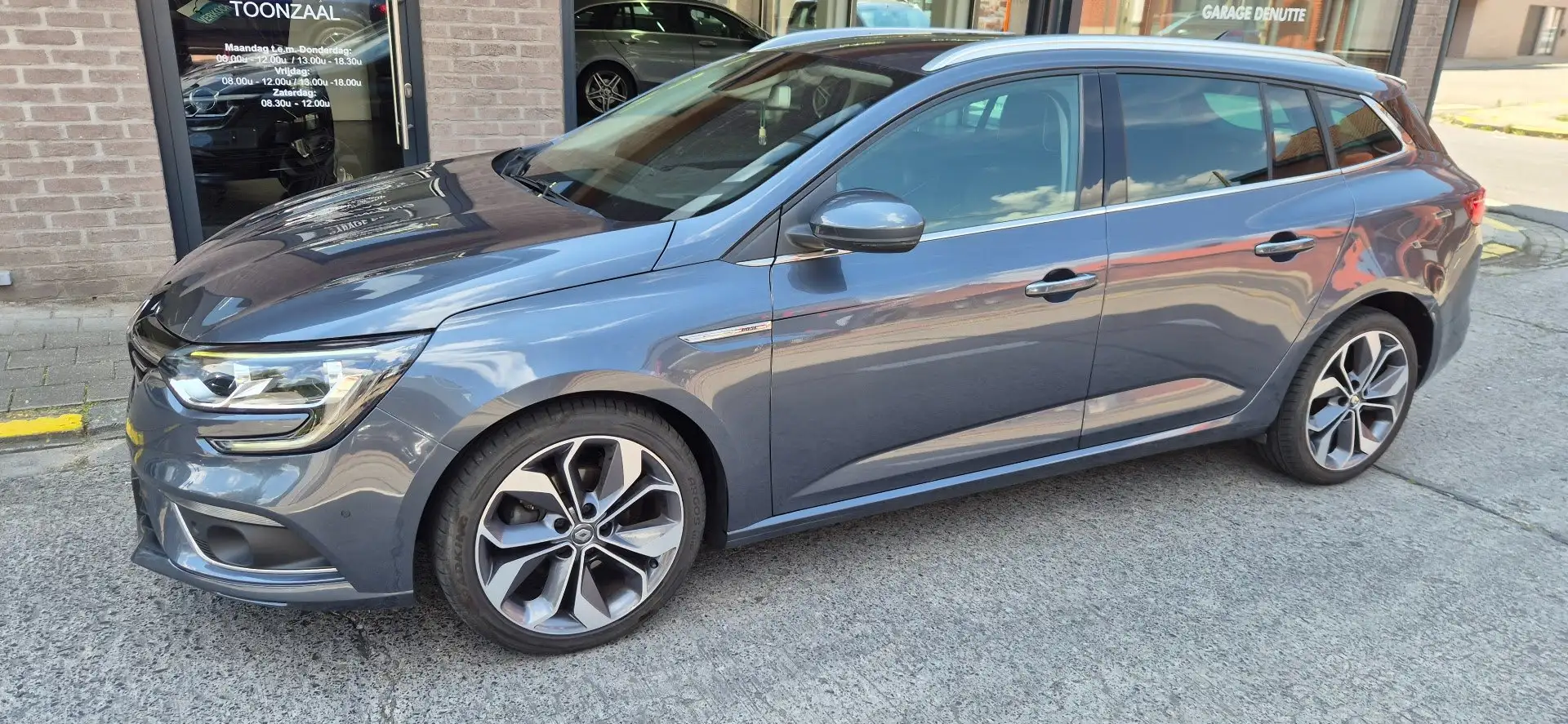 Renault Megane Megane Grandtour TCe 140 GPF EDC LIMITED Grijs - 1