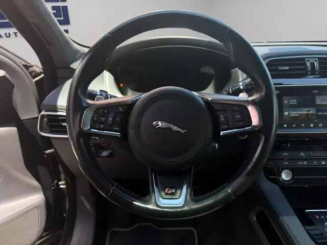 Jaguar F-Pace view 10