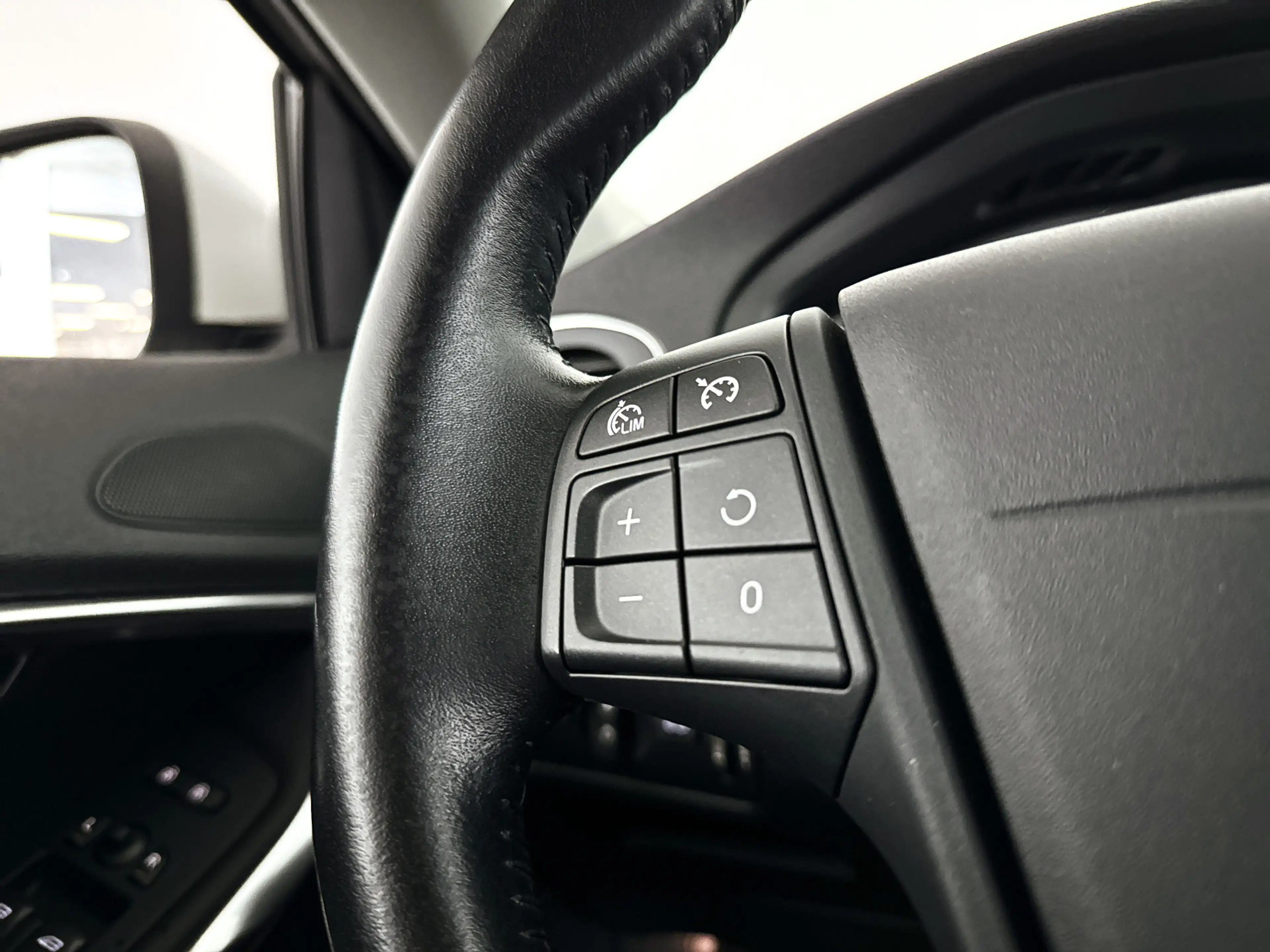 Volvo V40 2.0 T2 Nordic | Park assist | Airco | Cruise contr — photo 15