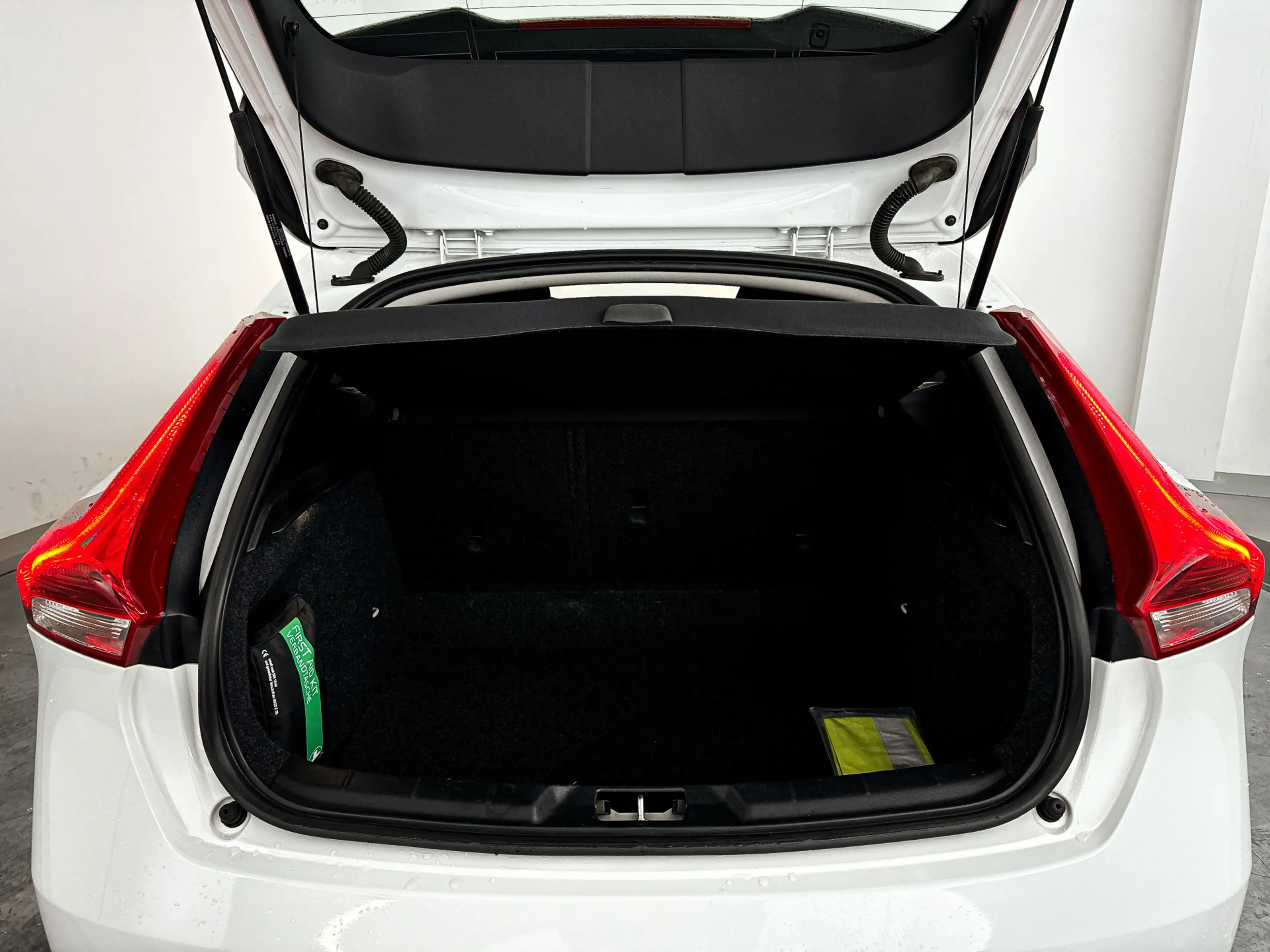Volvo V40 2.0 T2 Nordic | Park assist | Airco | Cruise contr — photo 12