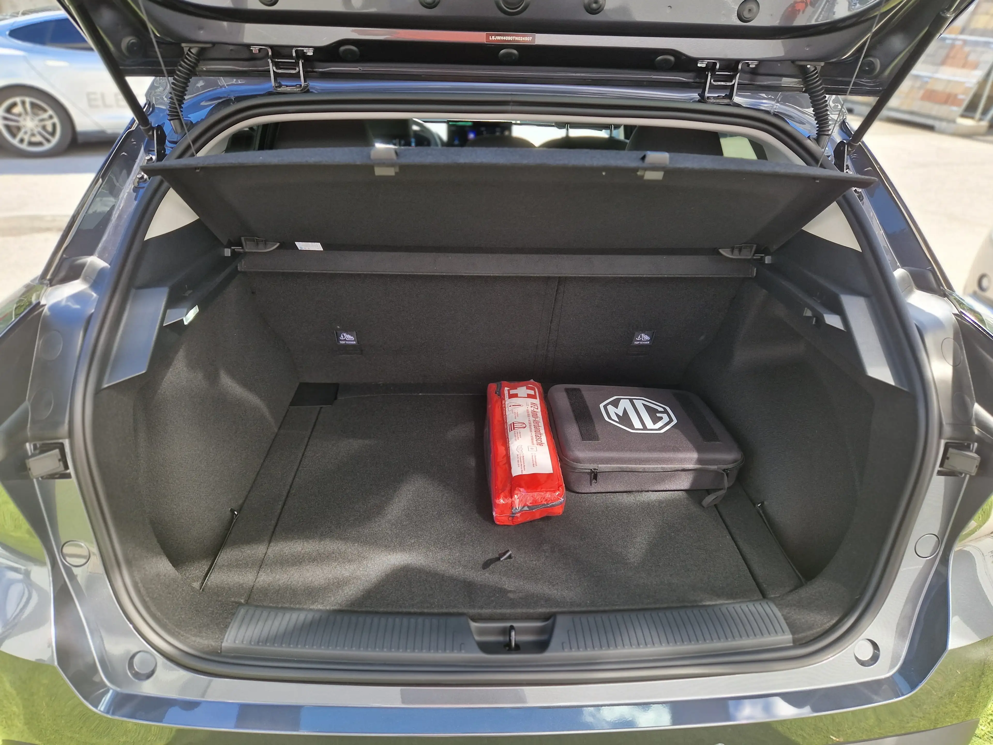 MG MG4 2026 64kWh: grau: weiß, scharz, silber, green — photo 6