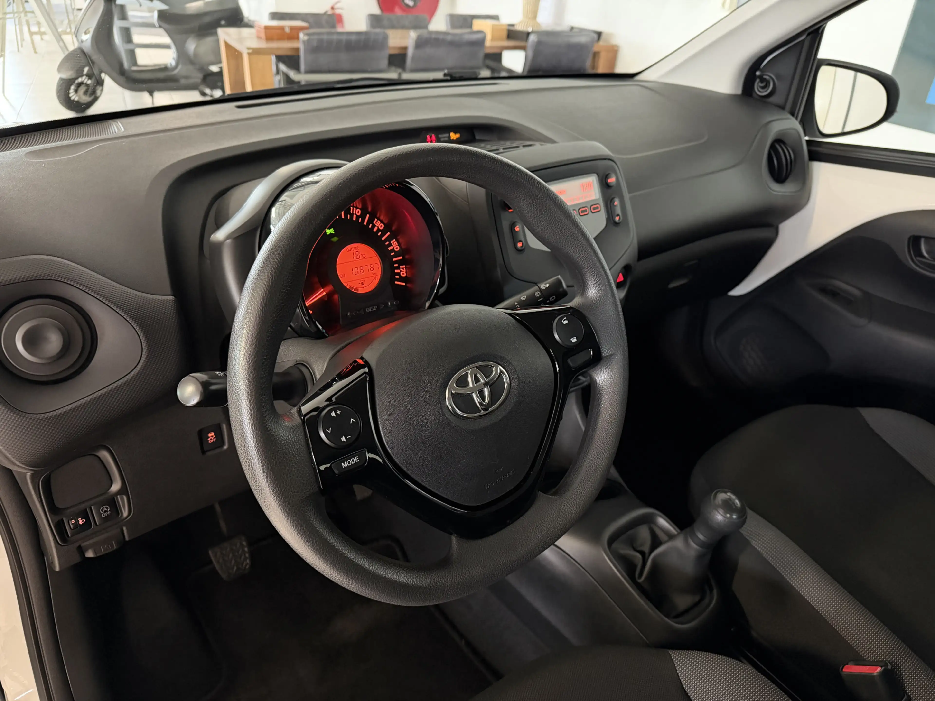 Toyota Aygo 1.0 VVT-i x-fun 5 Drs Airco / — photo 9