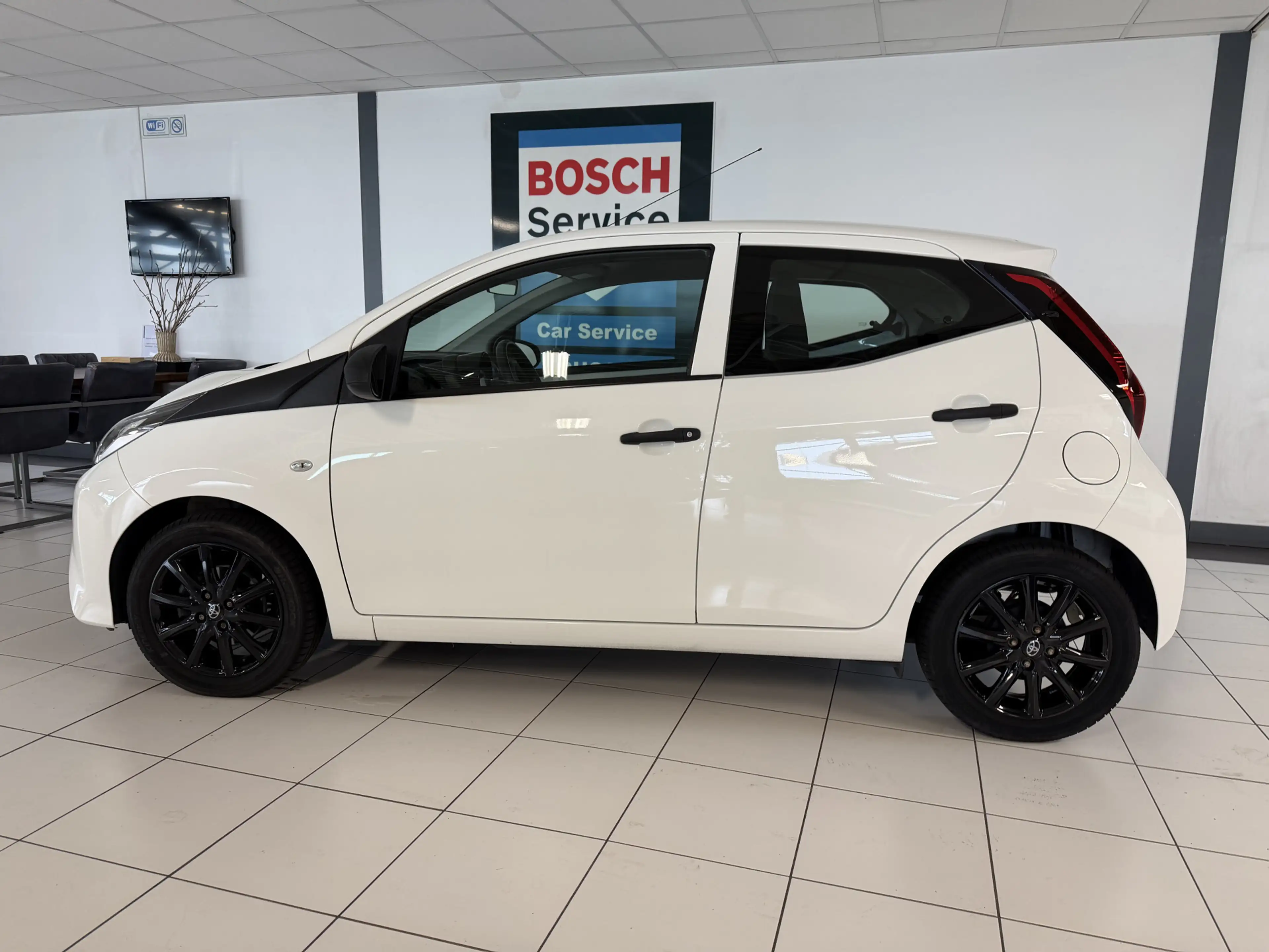 Toyota Aygo 1.0 VVT-i x-fun 5 Drs Airco / — photo 2