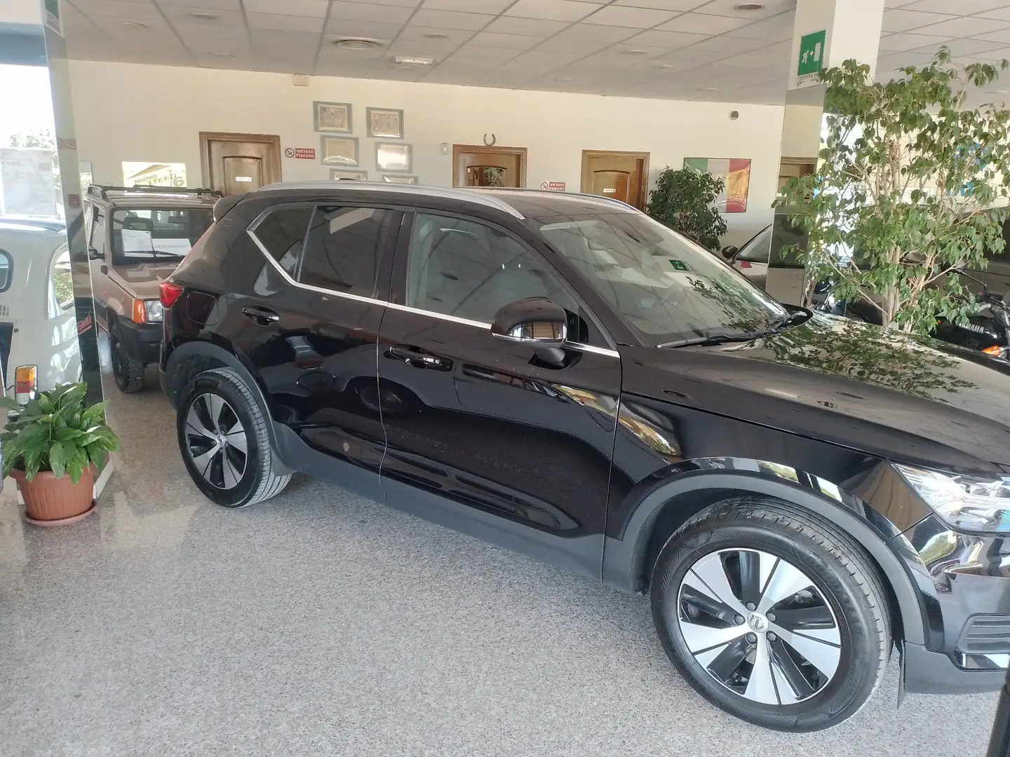 Volvo XC40 1.5 t4 Plug-in Hybrid Inscription Expression auto Nero - 1