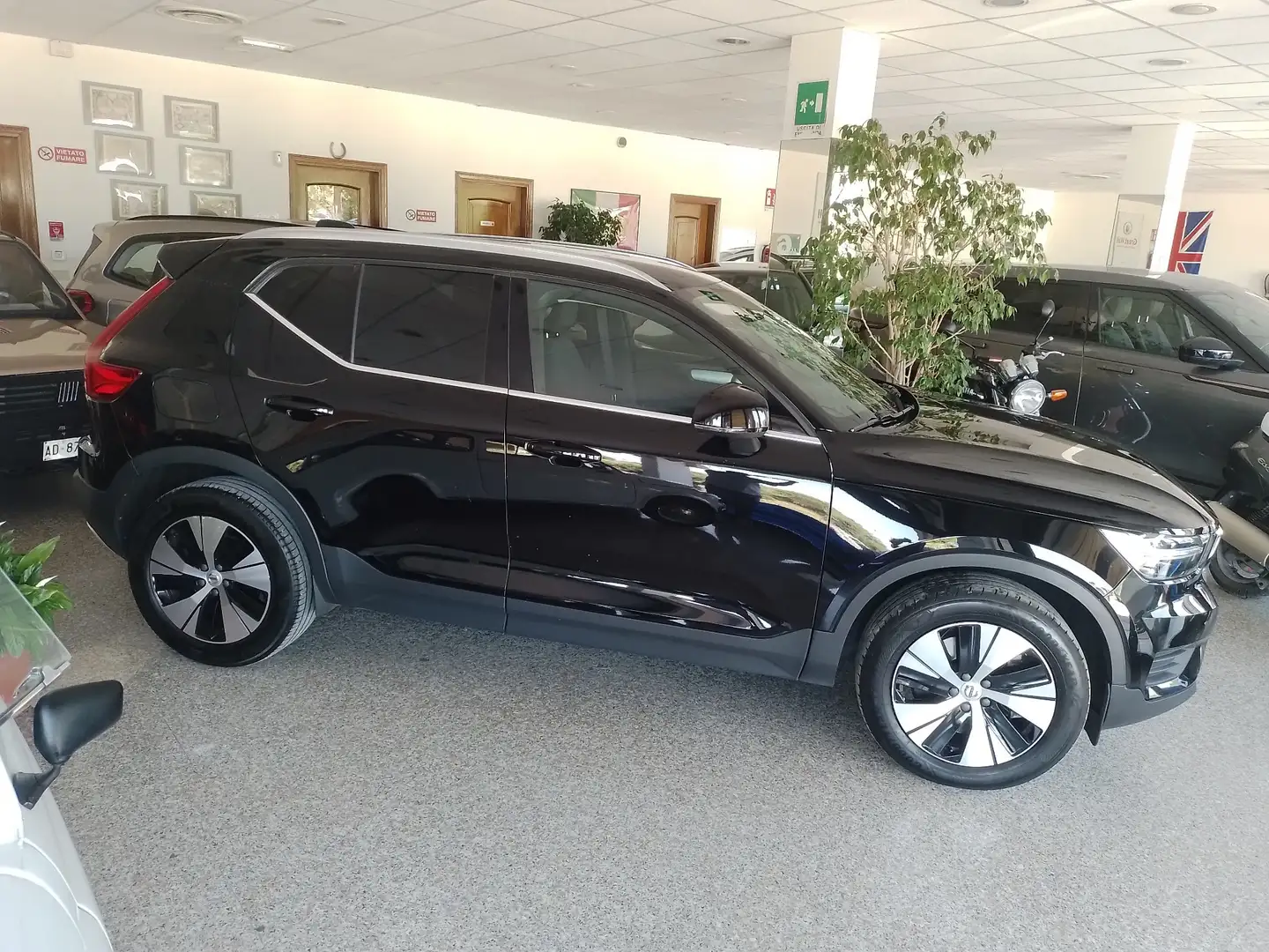 Volvo XC40 1.5 t4 Plug-in Hybrid Inscription Expression auto Nero - 2