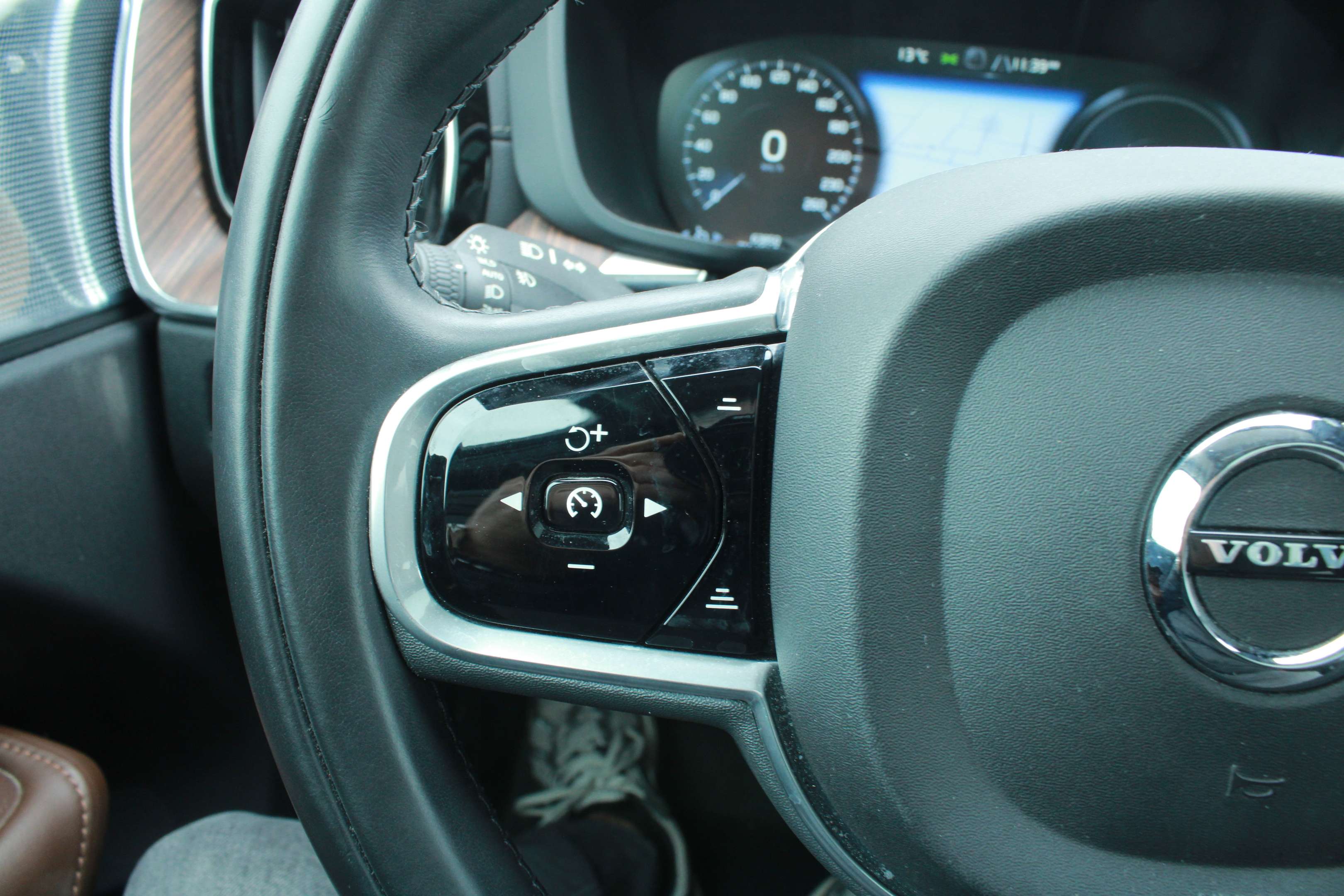 2018 Volvo XC60 T8 eAWD Plug-In Hybrid Inscription, MAGS, A/C,CUIR thumb 32
