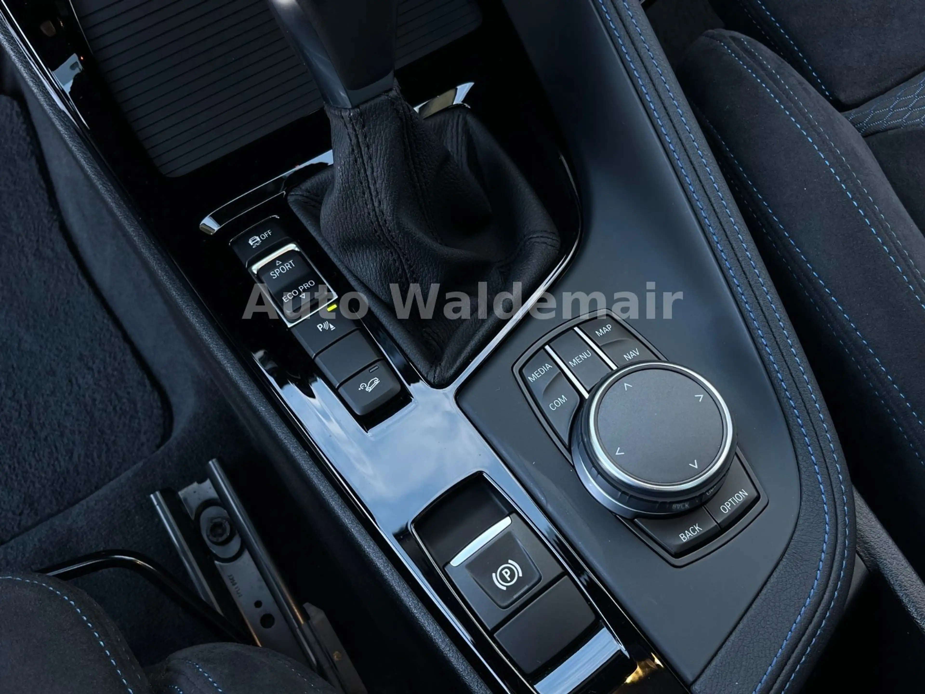 BMW X1 xDrive 20 i M Sport HUD Navi Pano Sound — photo 8