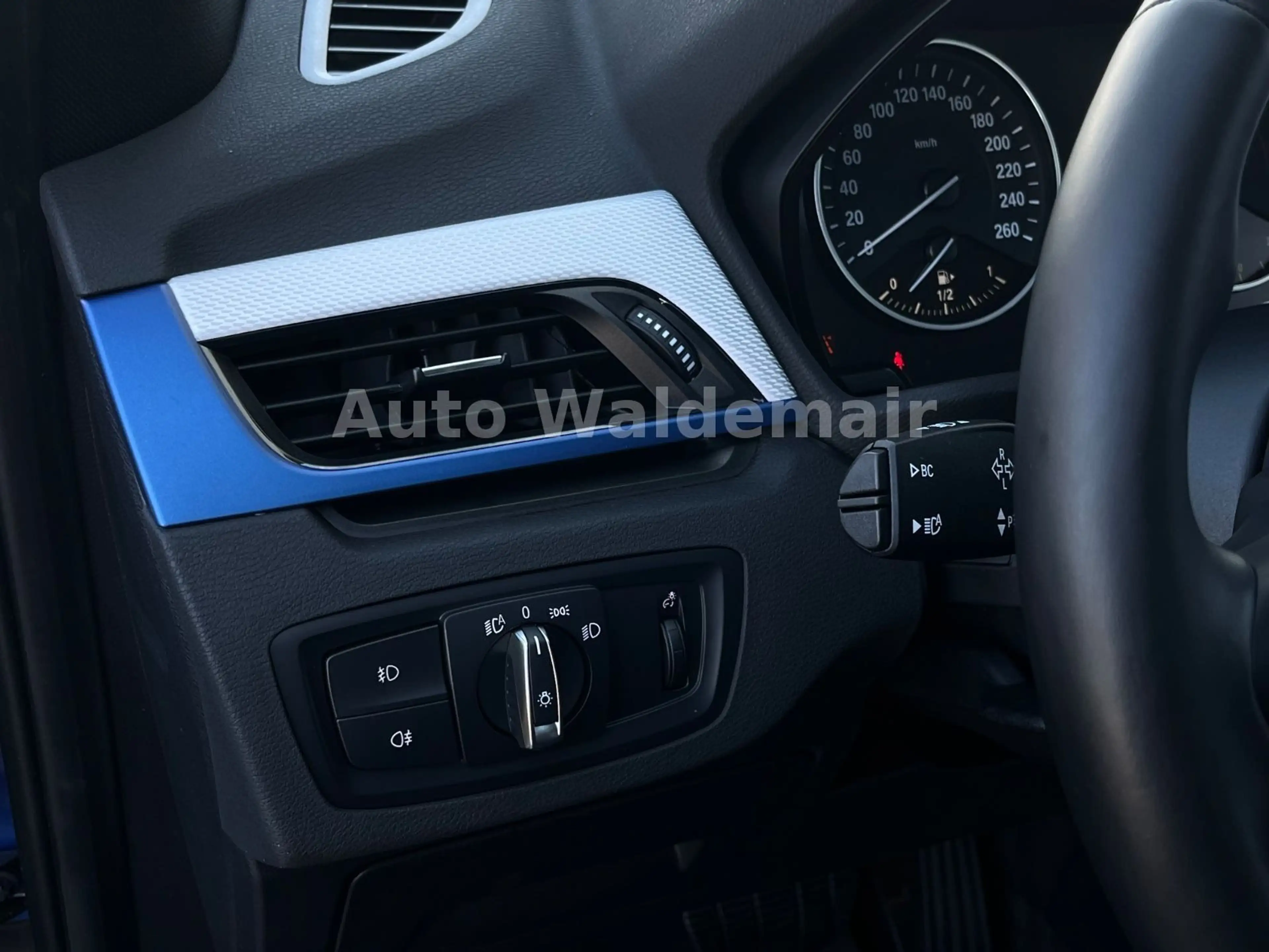 BMW X1 xDrive 20 i M Sport HUD Navi Pano Sound — photo 6
