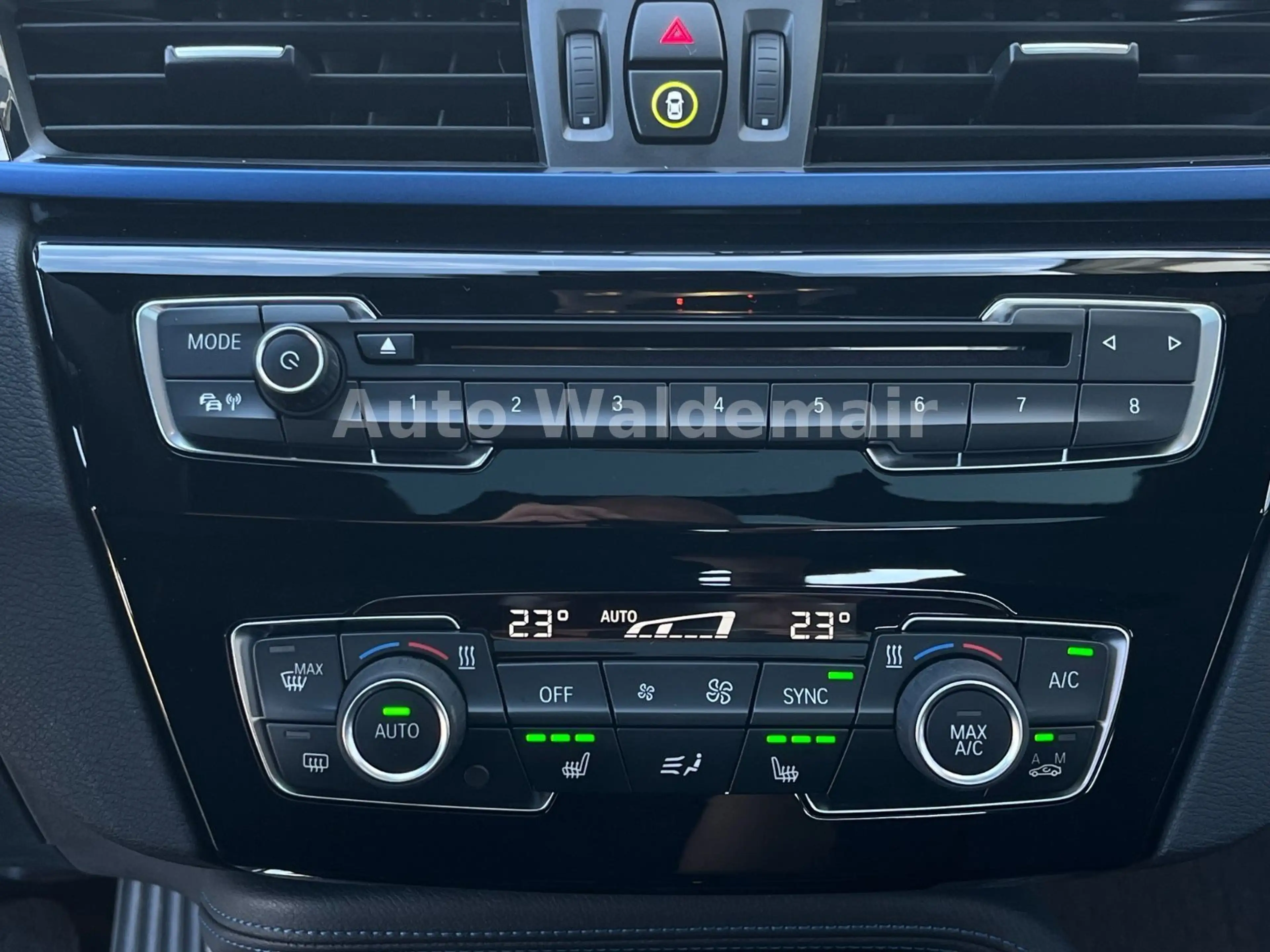 BMW X1 xDrive 20 i M Sport HUD Navi Pano Sound — photo 9