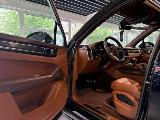 Porsche Cayenne view 9