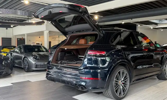 Porsche Cayenne view 6