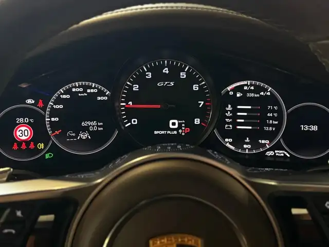 Porsche Cayenne view 13