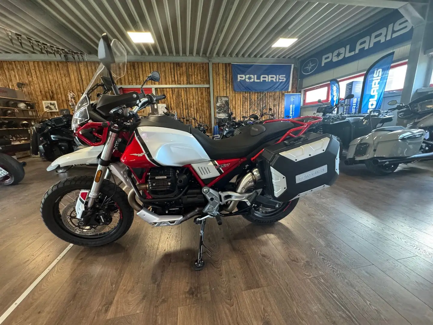 Moto Guzzi V 85 TT Червоний - 1