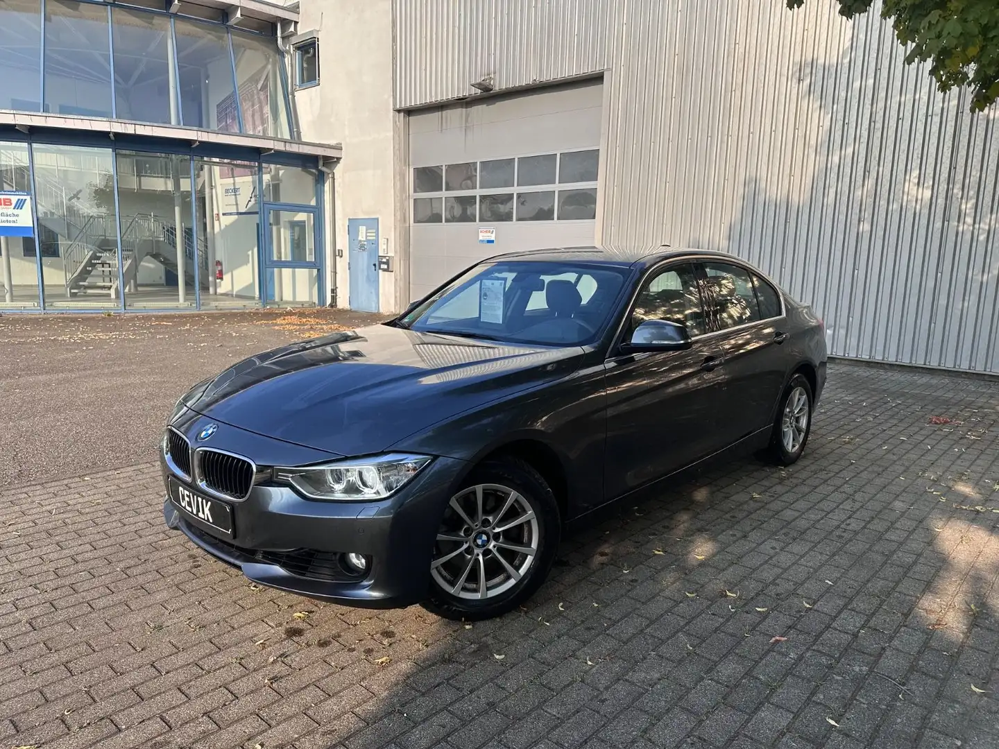 BMW 320 i F30 / Bi-Xenon / Text Lesen ! Grau - 2