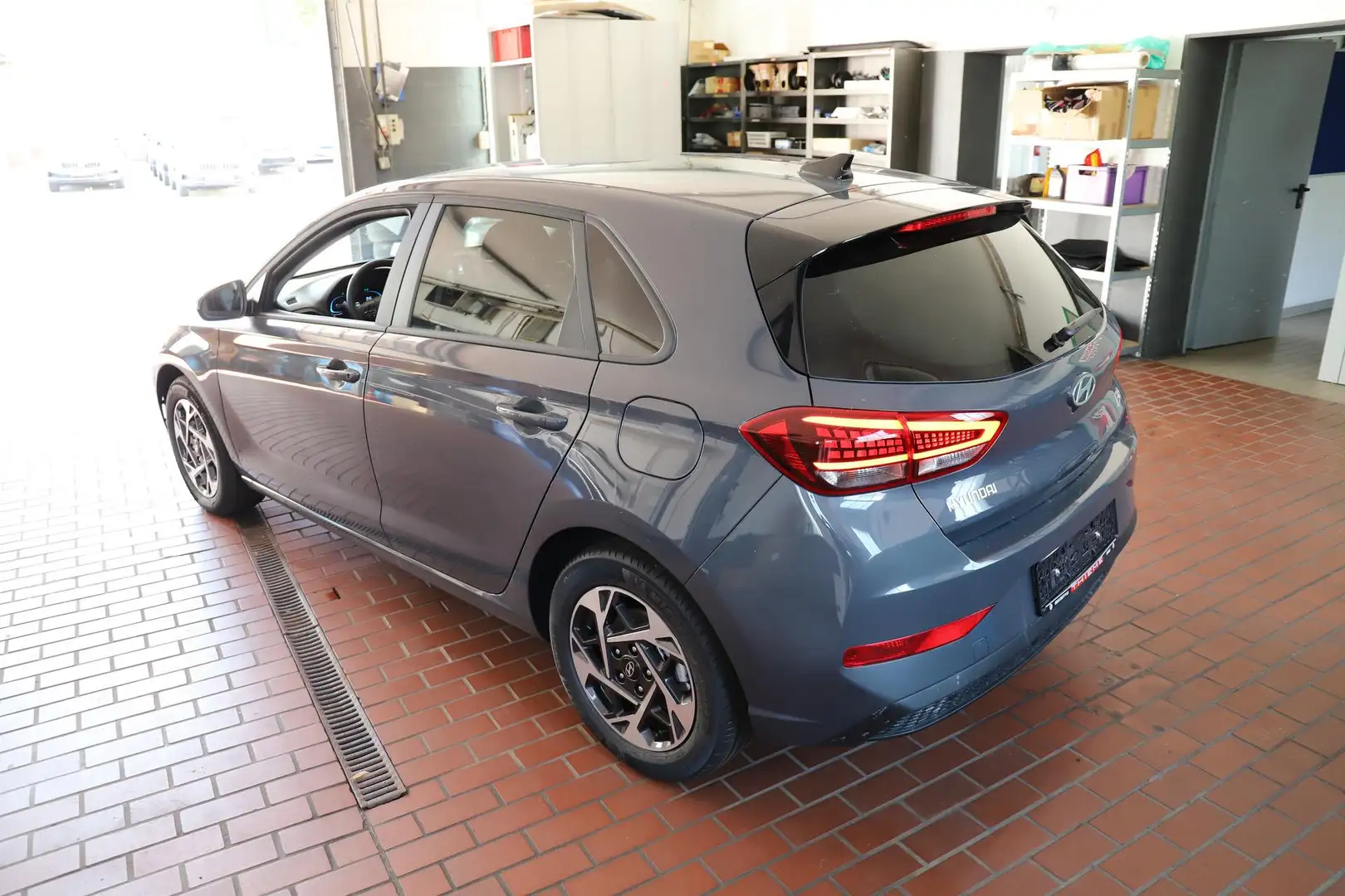 Hyundai i30 Family 96PS - Navi/RFK/App/SHZ/Alu/LED/ 1.5l DP... Grau - 2