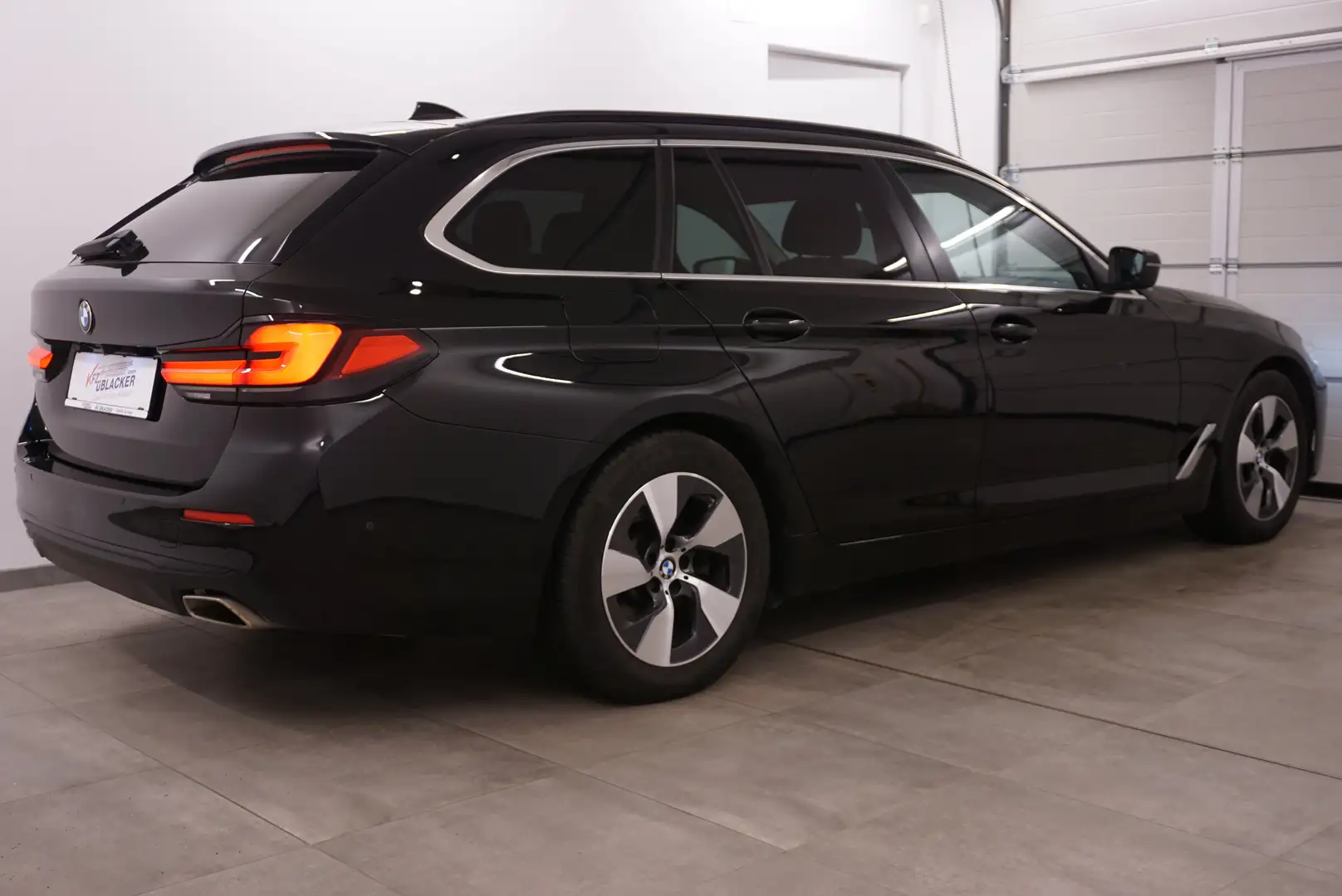 BMW 520 d xDrive // Anhängervorr.// Sportsitze// Schwarz - 2