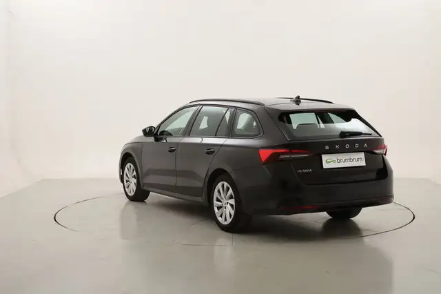 Skoda Octavia view 3