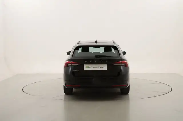 Skoda Octavia view 4