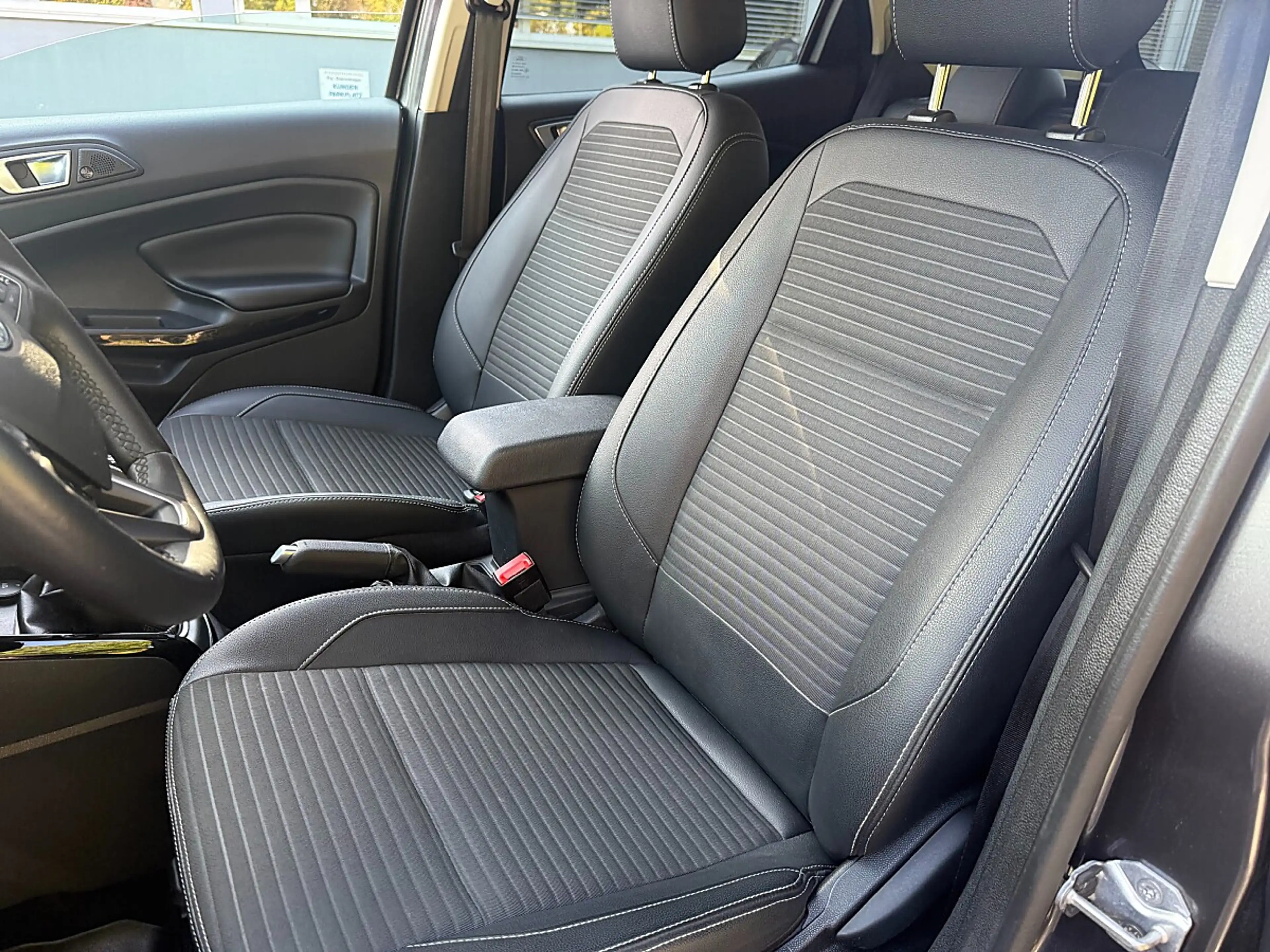 Ford EcoSport 1,0 EcoBoost Titanium — photo 8