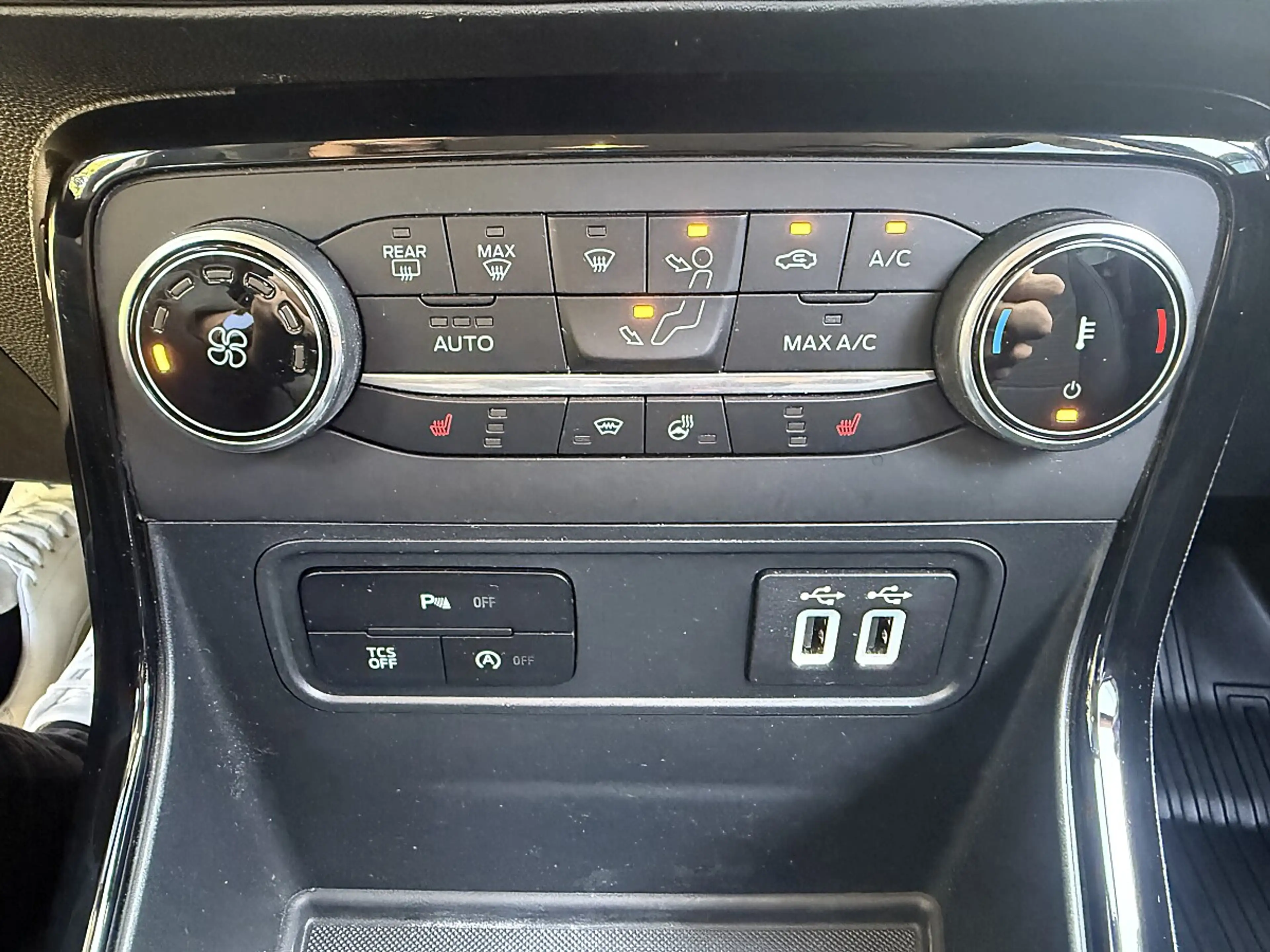 Ford EcoSport 1,0 EcoBoost Titanium — photo 14
