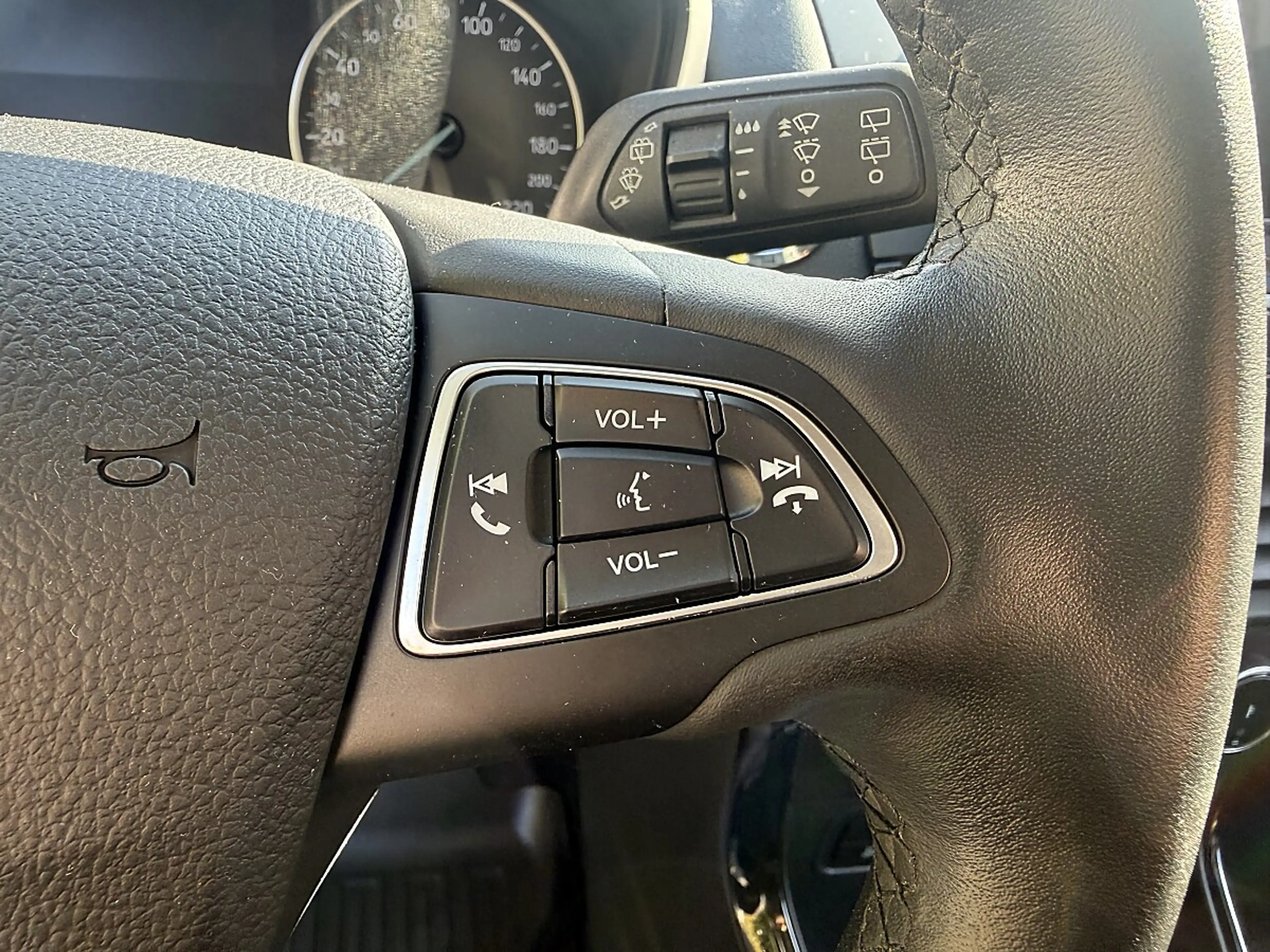 Ford EcoSport 1,0 EcoBoost Titanium — photo 11