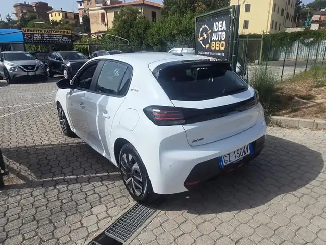 Peugeot 208 view 6