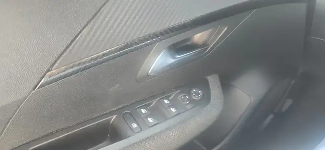 Peugeot 208 view 13