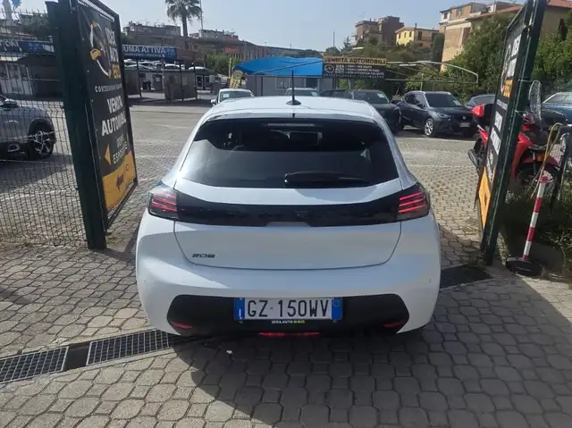 Peugeot 208 view 5