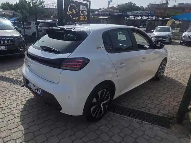 Peugeot 208 view 4