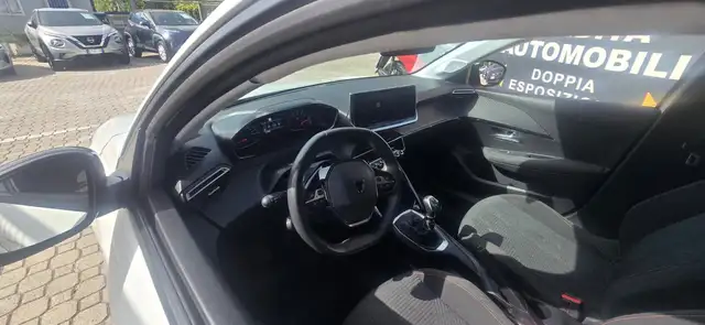 Peugeot 208 view 9