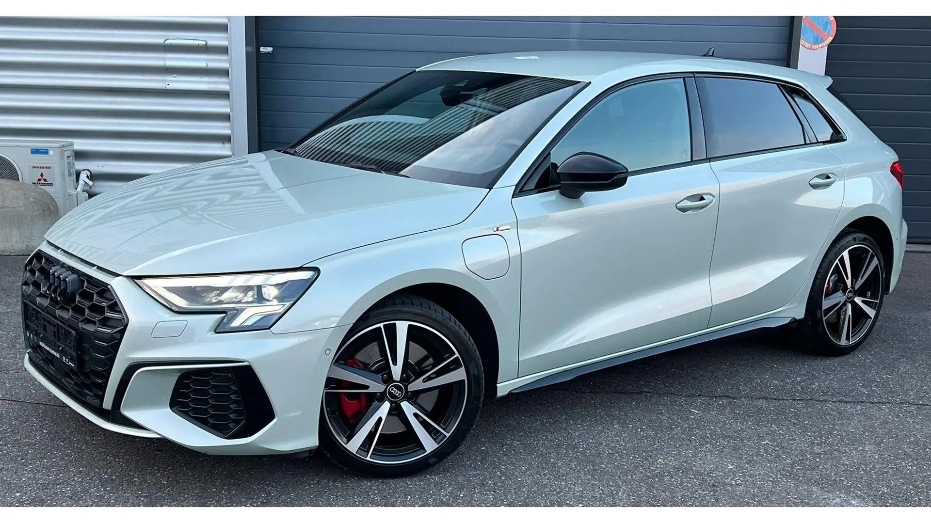 Audi A3 Sportback 45 TFSI e S edition 245PK Competition Ex Gris - 2