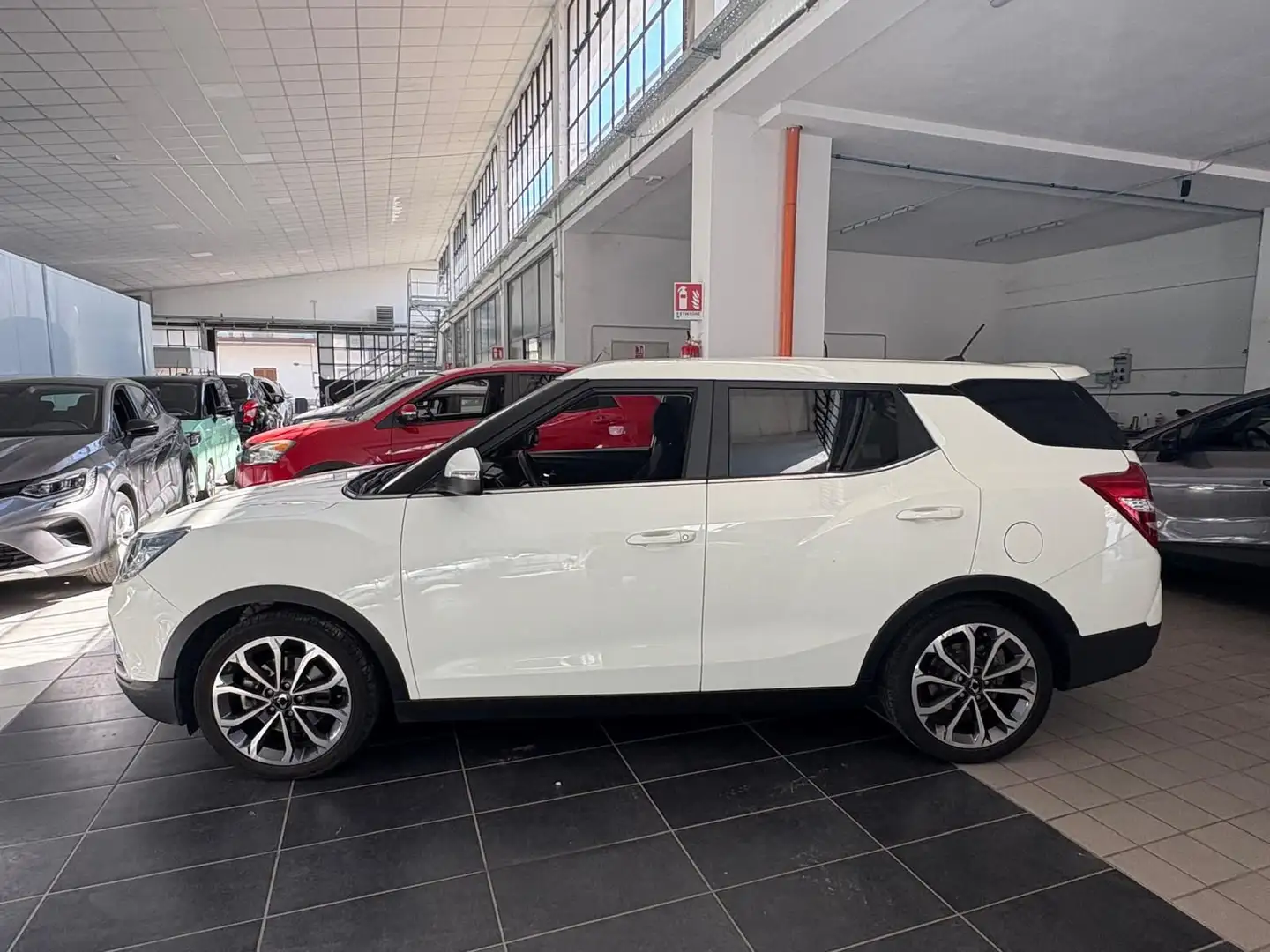 SsangYong XLV 1.6 4WD Be Visual aut. White - 1