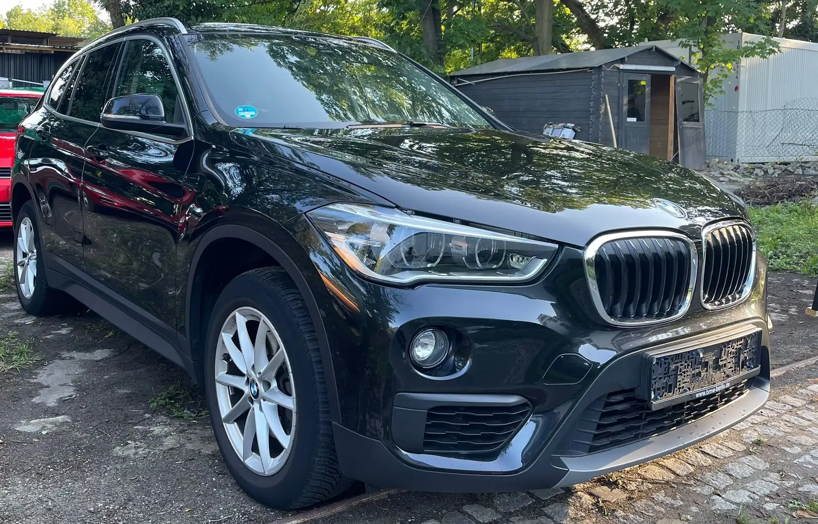 BMW X1 sDrive 18 d Advantage Schwarz - 1