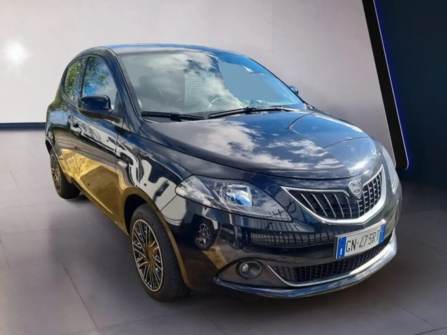 Lancia Ypsilon 1.0 FireFly 5 porte S&S Hybryd Gold CON PROMO PEN Černá - 1