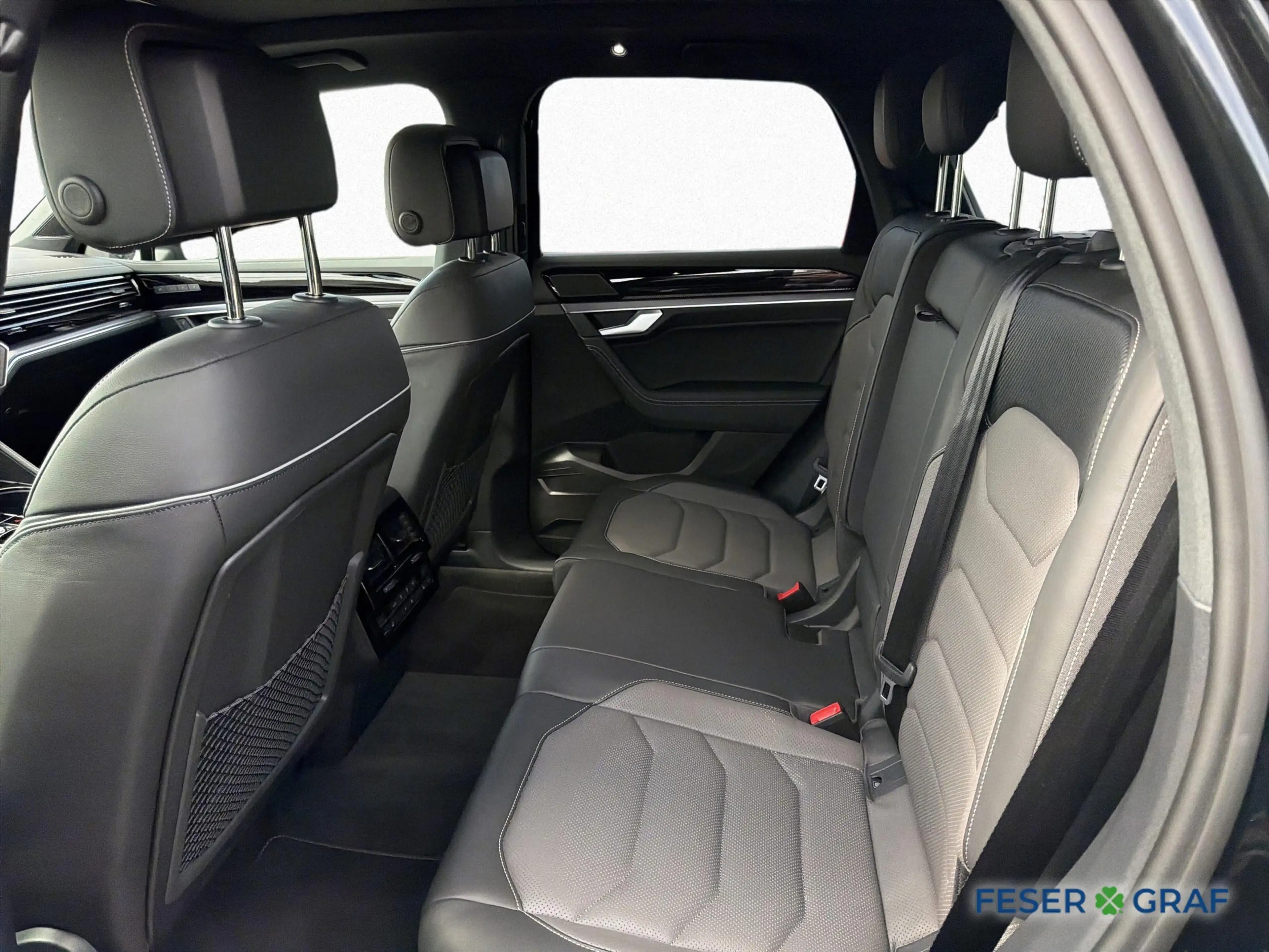 Volkswagen Touareg R-Line 3.0 TDI 4MOTION BLACK AHK PANO — photo 10