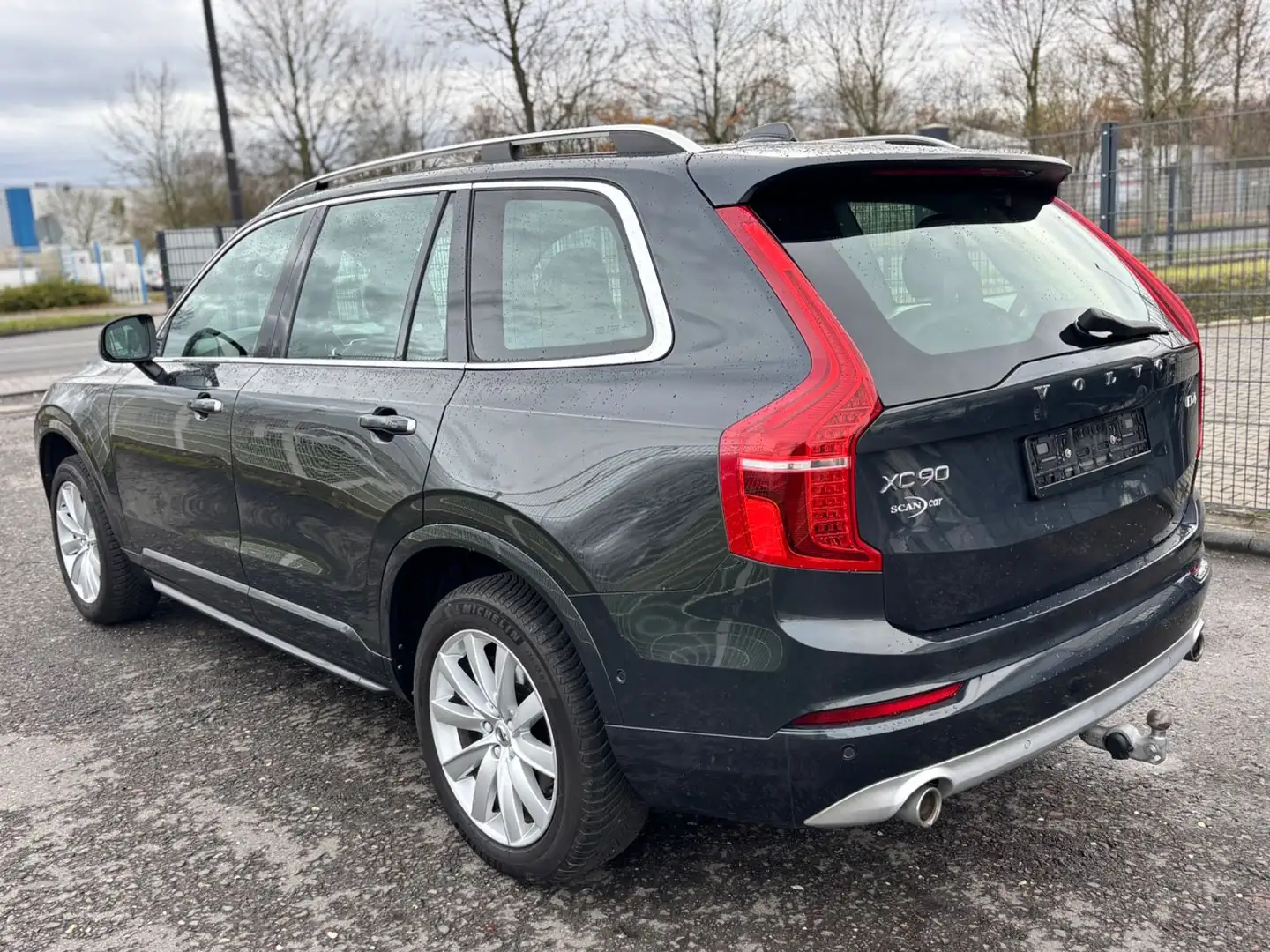 Volvo XC90 Momentum Automatik/Navi/Leder/AHK/7-Sitze Gris - 2