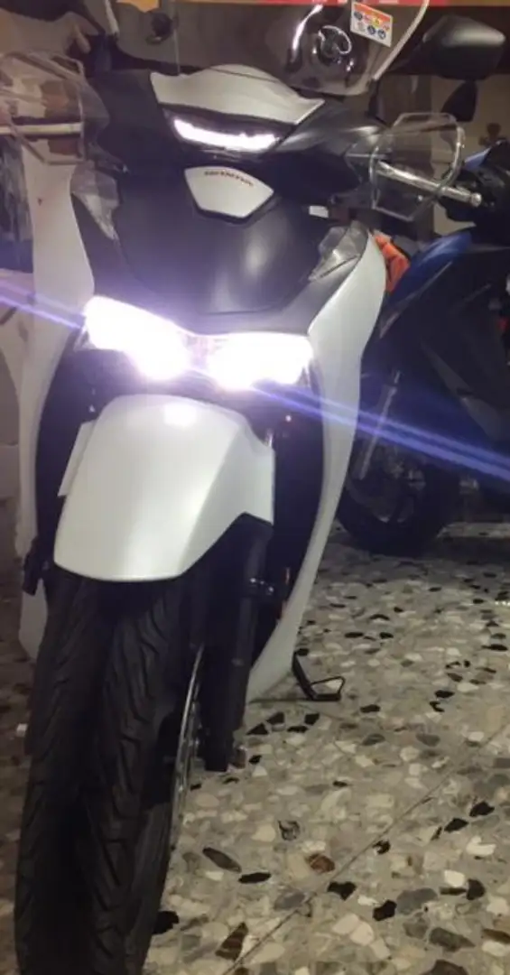 Honda SH 150i Sport fine novembre 2024 (1.000Km DALL'ATTIVO) Blanc - 1