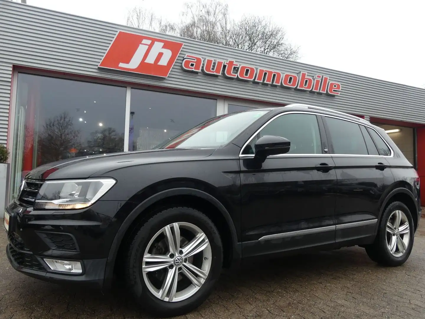Volkswagen Tiguan Sound virtual*Navi*SHZ*AHK*ab 199€ Noir - 1