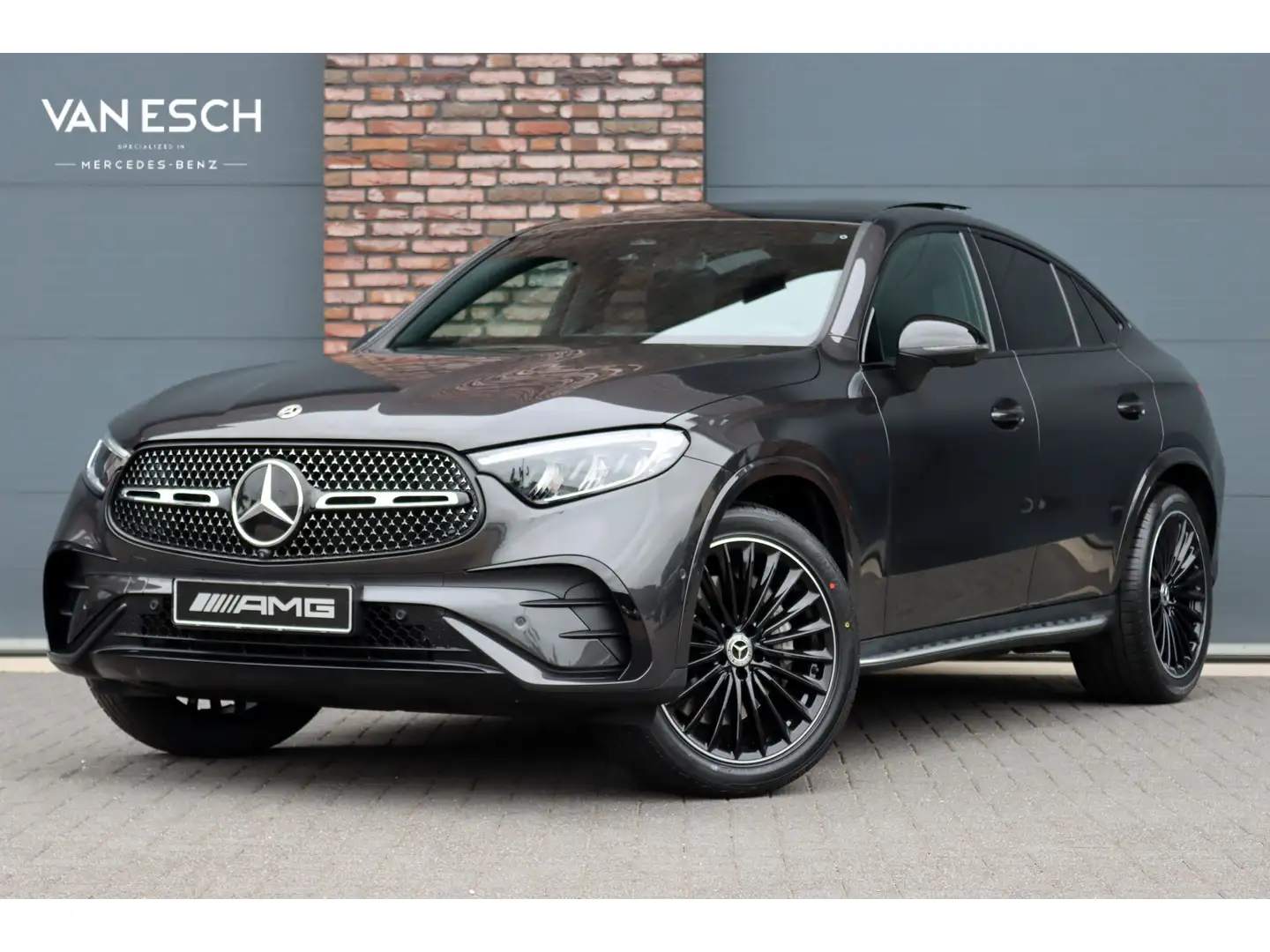Mercedes-Benz GLC 300 Coupé 4MATIC AMG Line Aut9 | Panoramadak | Distron Grijs - 1