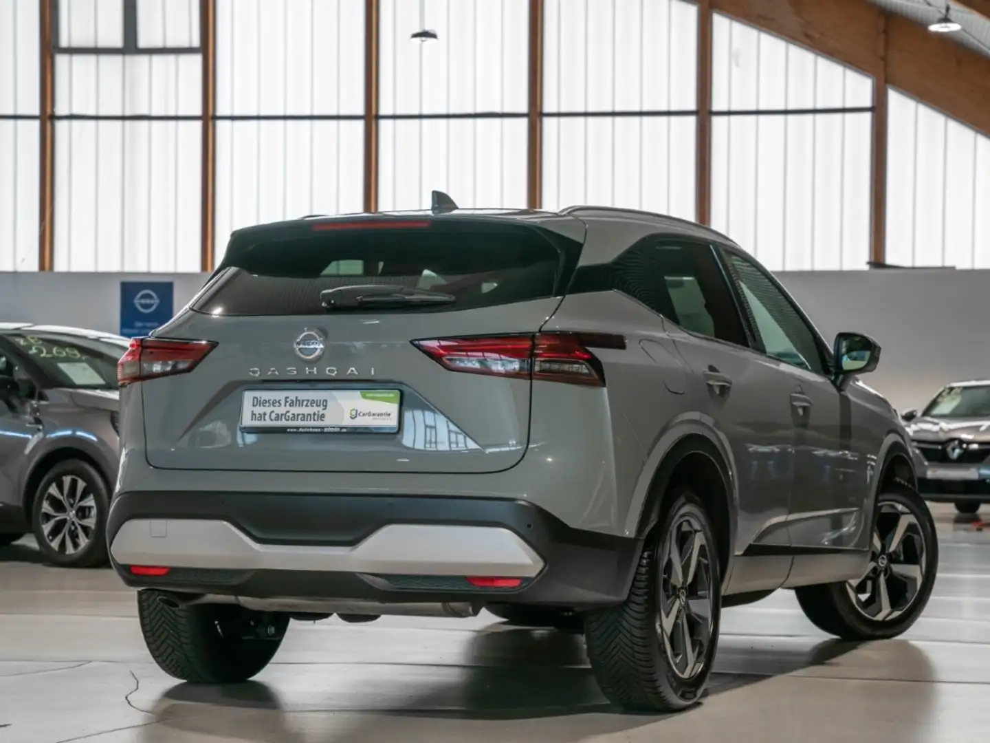 Nissan Qashqai 1.3 DIG-T MHEV Premiere Edition HUD Panorama Navi Grijs - 2