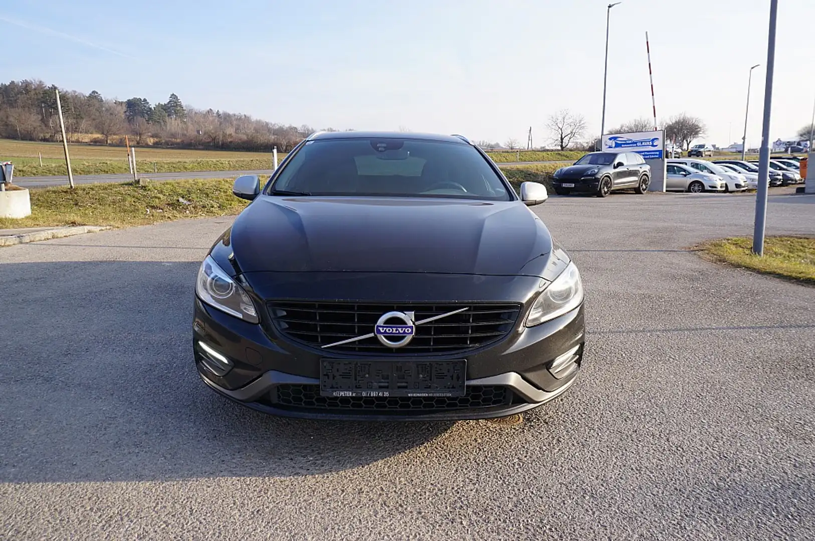 Volvo V60 D2 Momentum R-Design Schwarz - 1