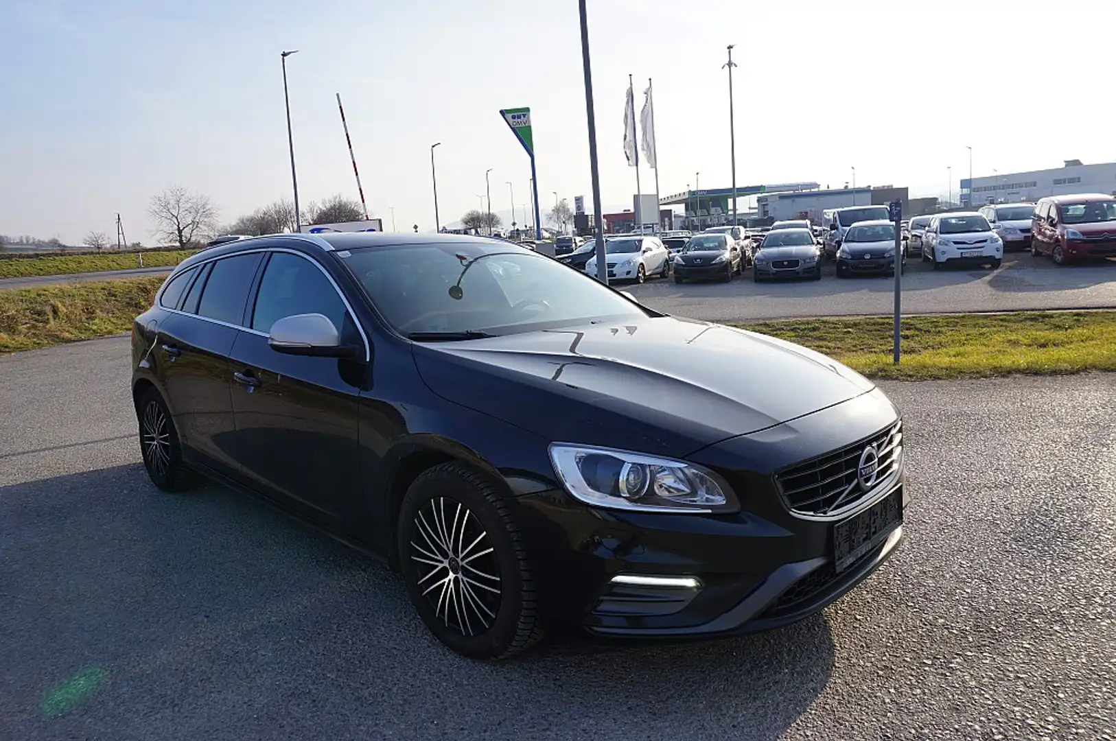 Volvo V60 D2 Momentum R-Design Schwarz - 2