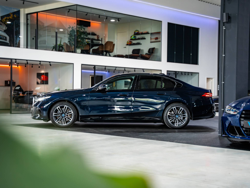 BMW 550 550e PHEV - M Sport - xDrive - Bowers & Wilkins - Trekhaak - HUD - Parking Assistant Plus - Comfort Pack — photo 2